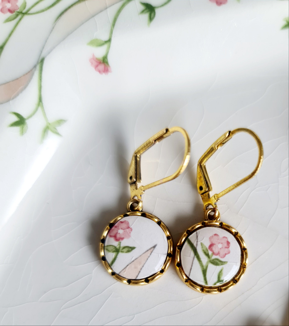 Boucles d'oreilles fleurs roses, Bijoux en assiettes upcyclées, collection May, bijoux recyclés