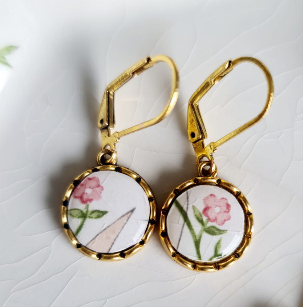 Boucles d'oreilles fleurs roses, Bijoux en assiettes upcyclées, collection May, bijoux recyclés