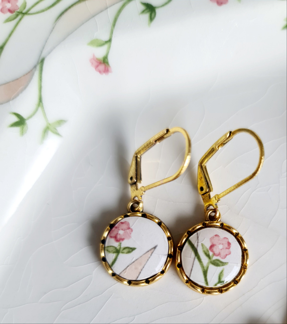 Boucles d'oreilles fleurs roses, Bijoux en assiettes upcyclées, collection May, bijoux recyclés