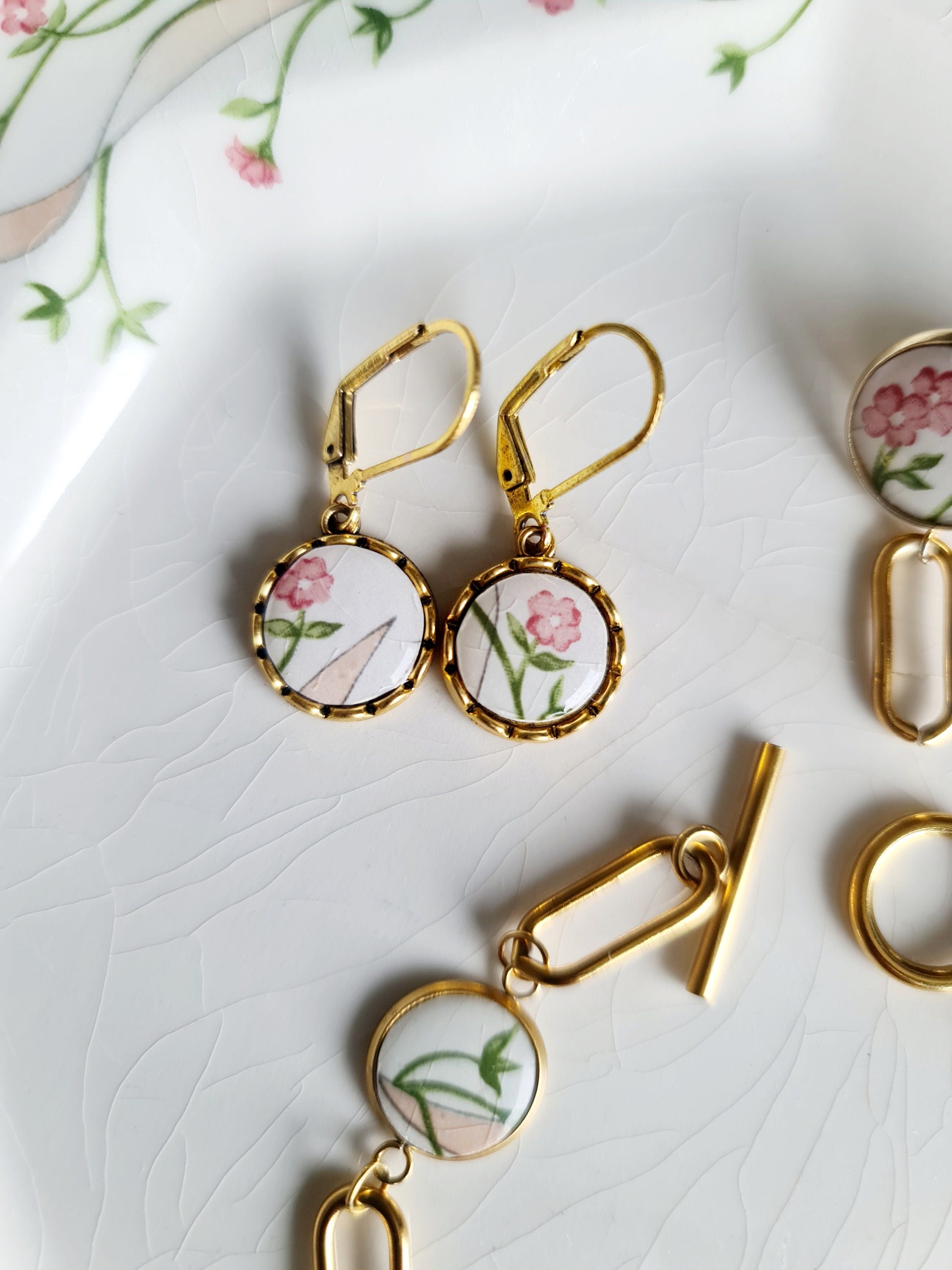 Bijoux en assiette céramique cassée, boucles d'oreilles fleurs roses, bijoux recyclés, cadeau fête des mères, cadeau anniversaire