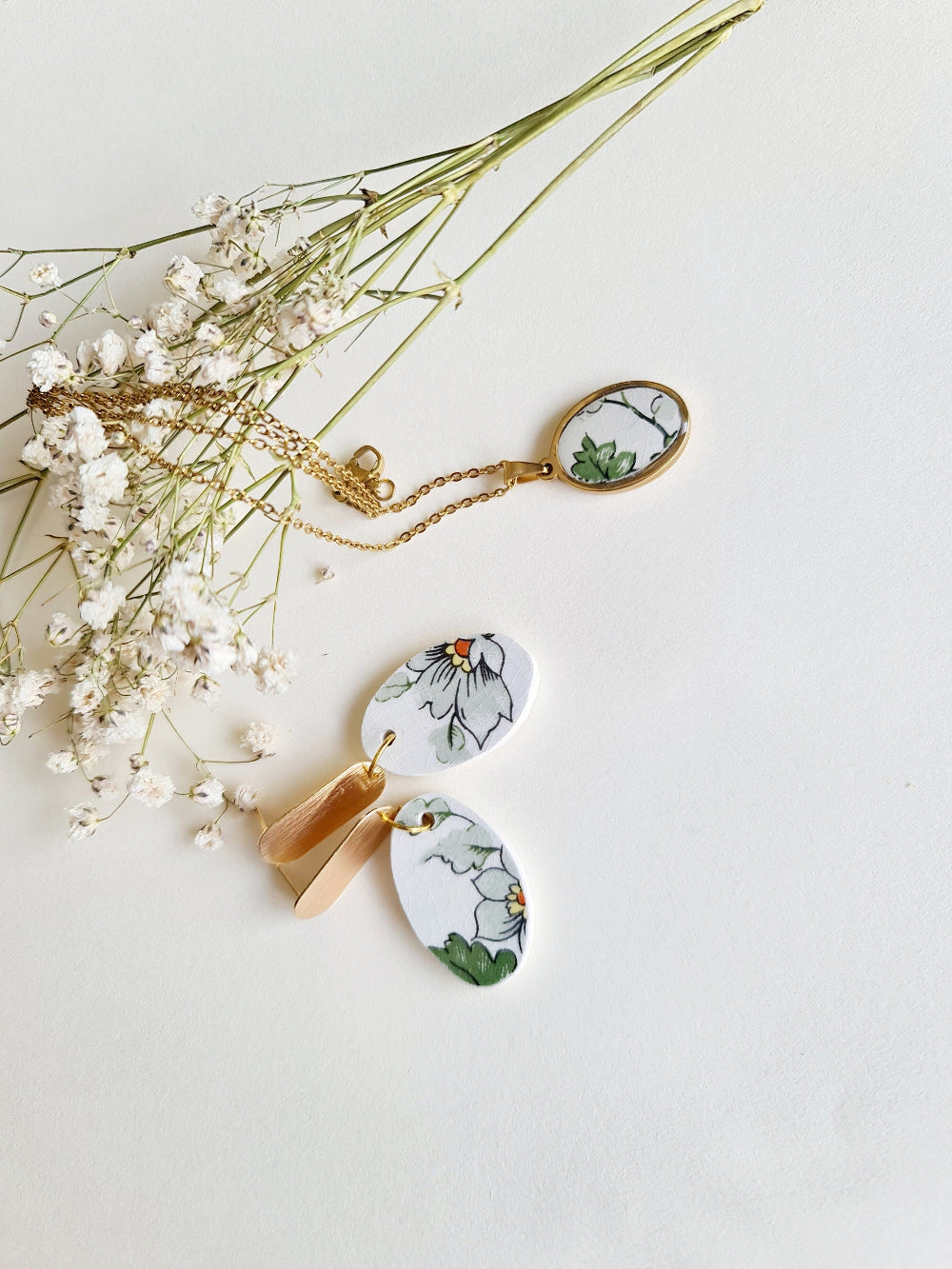 Bijoux en assiette faïence Amandinoise cassée, collier pendentif fleurs Amande, bijoux recyclés, cadeau fête des mères, cadeau anniversaire