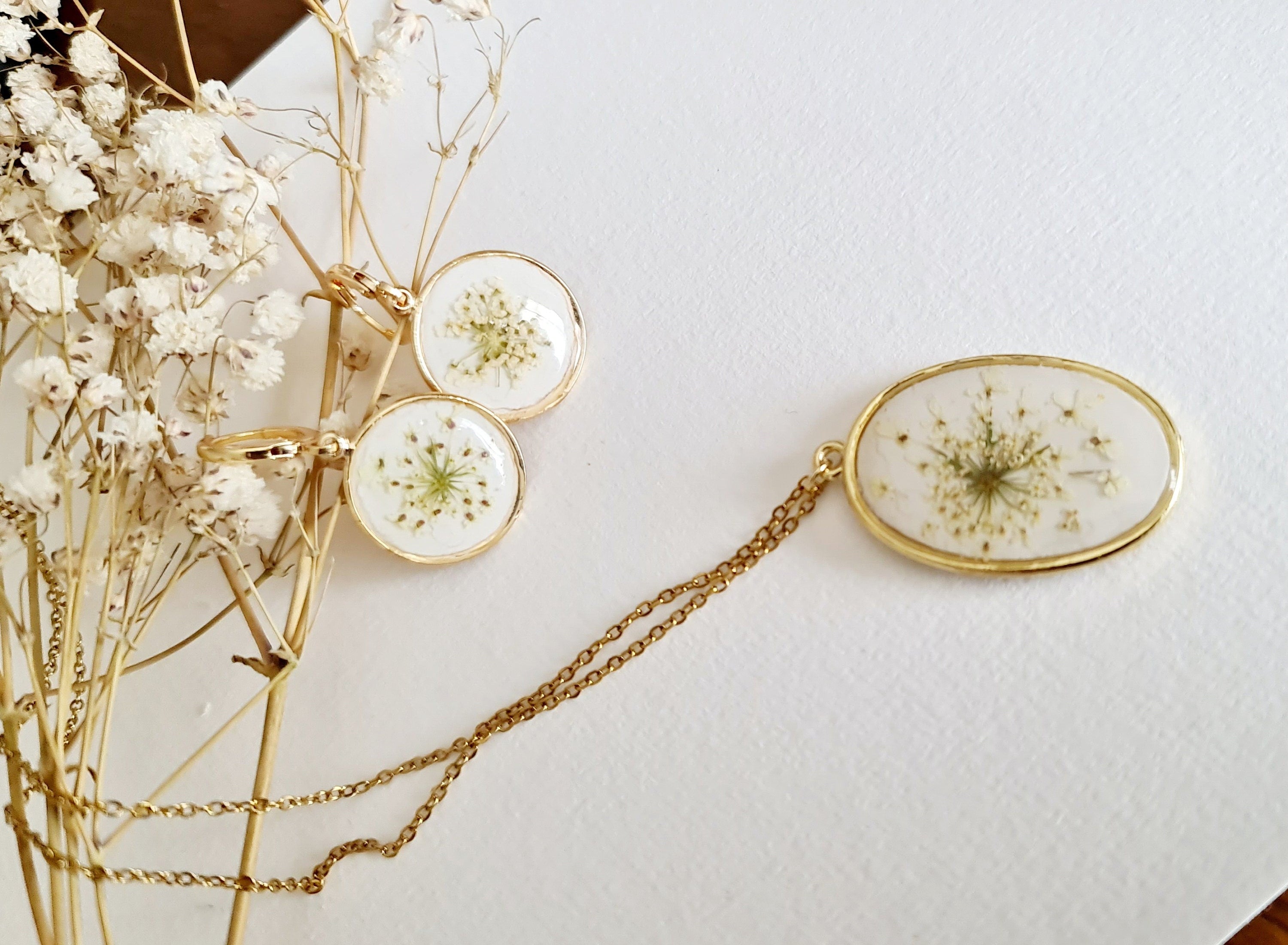 Parure plaqué Or 14 carats, fleurs de cumin naturelles séchées sur argile blanche, bijoux uniques