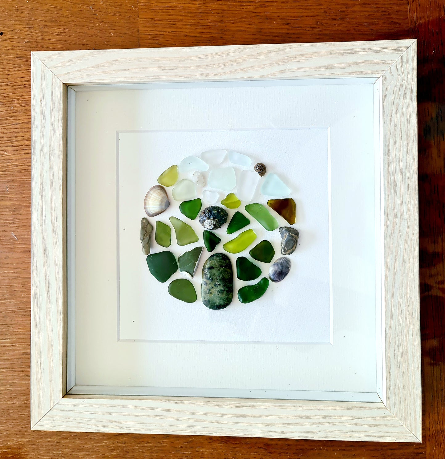 Tableau en verre de mer et coquillages – “Écume Marine” | Art mural fait main, déco nature, artisanat français, pebble art