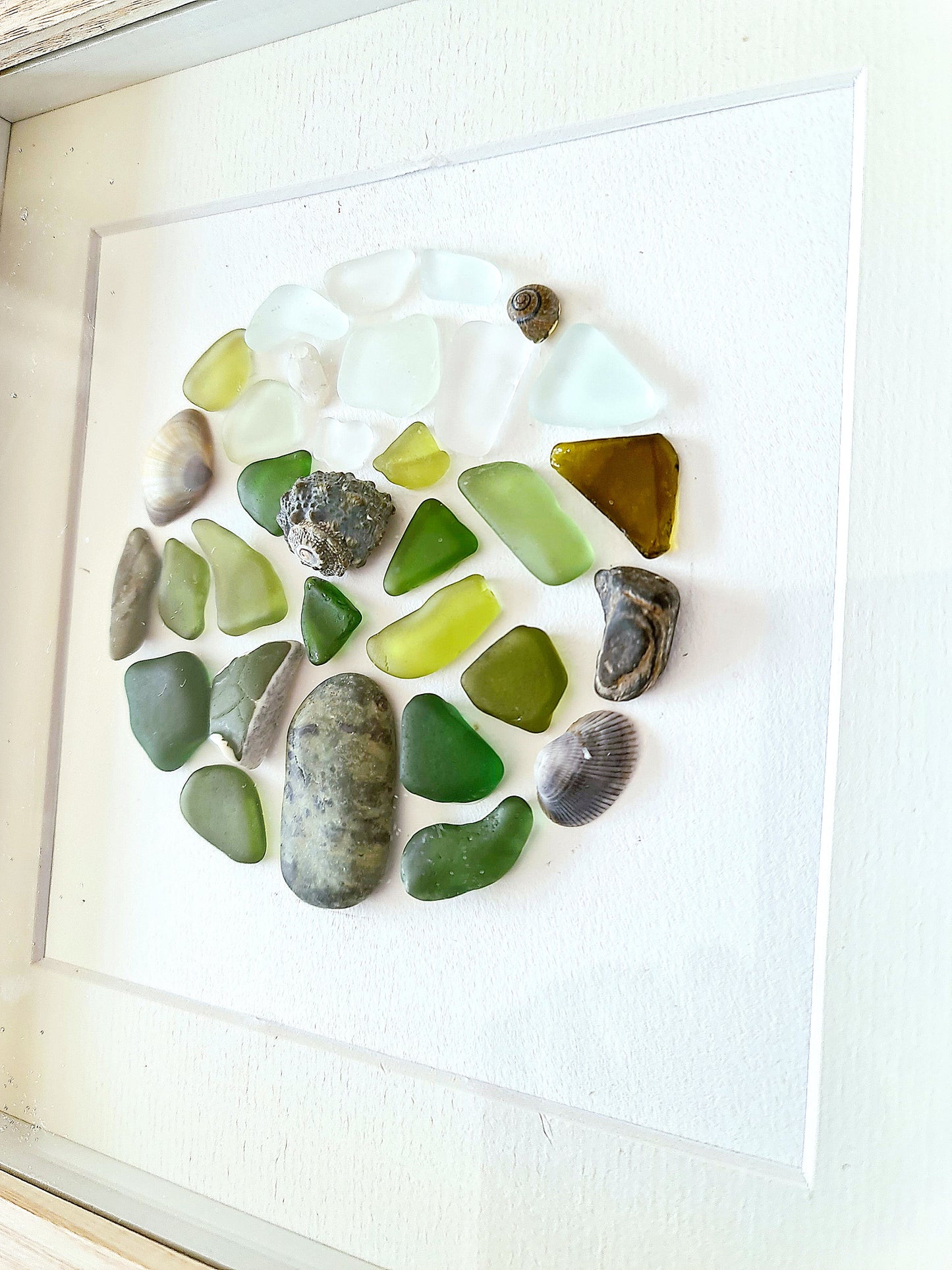 Tableau en verre de mer et coquillages – “Écume Marine” | Art mural fait main, déco nature, artisanat français, pebble art