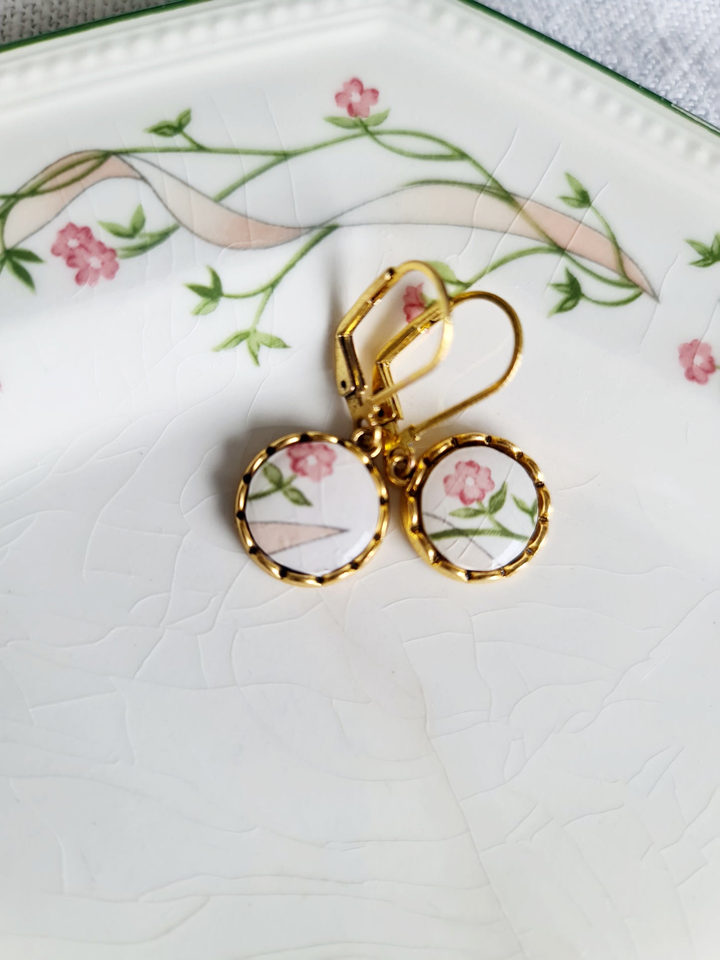 Boucles d'oreilles fleurs roses, Bijoux en assiettes upcyclées, collection May, bijoux recyclés