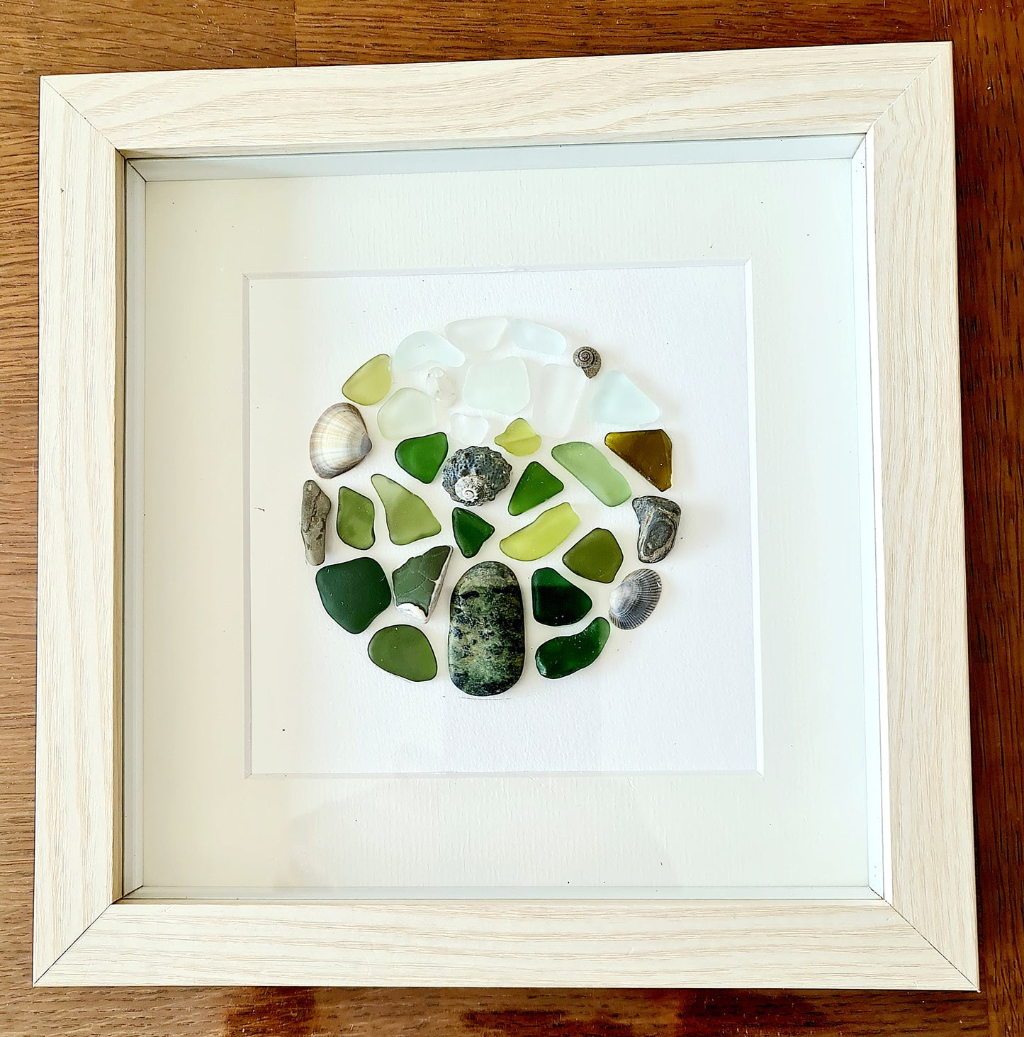 Tableau en verre de mer et coquillages – “Écume Marine” | Art mural fait main, déco nature, artisanat français, pebble art