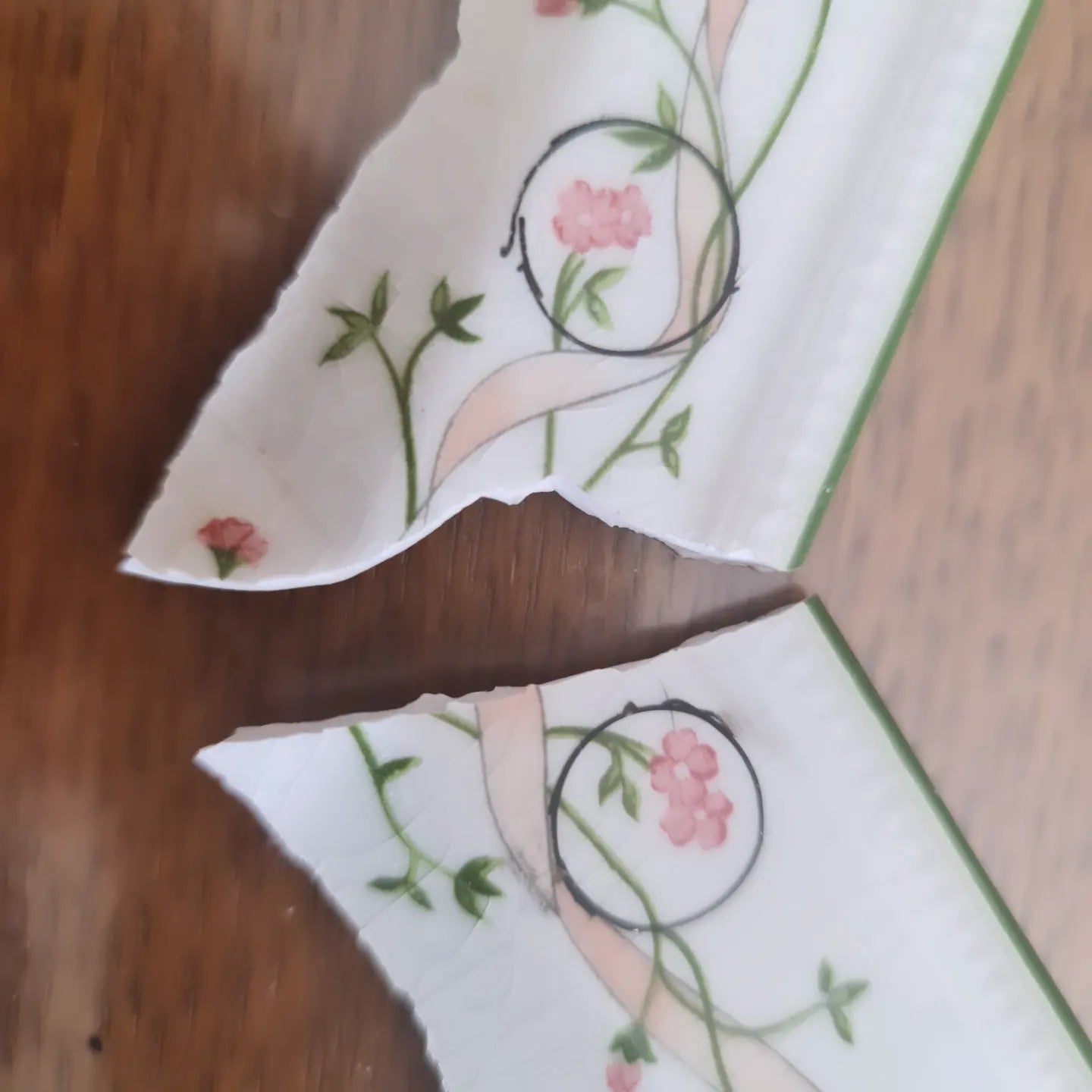 Boucles d'oreilles fleurs roses, Bijoux en assiettes upcyclées, collection May, bijoux recyclés