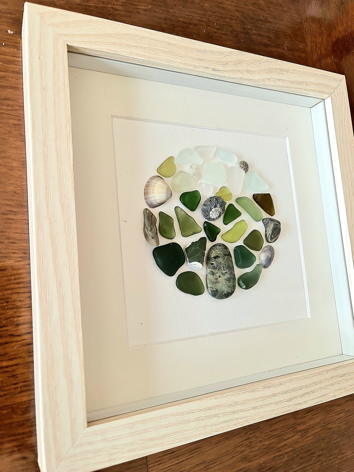 Tableau en verre de mer et coquillages – “Écume Marine” | Art mural fait main, déco nature, artisanat français, pebble art