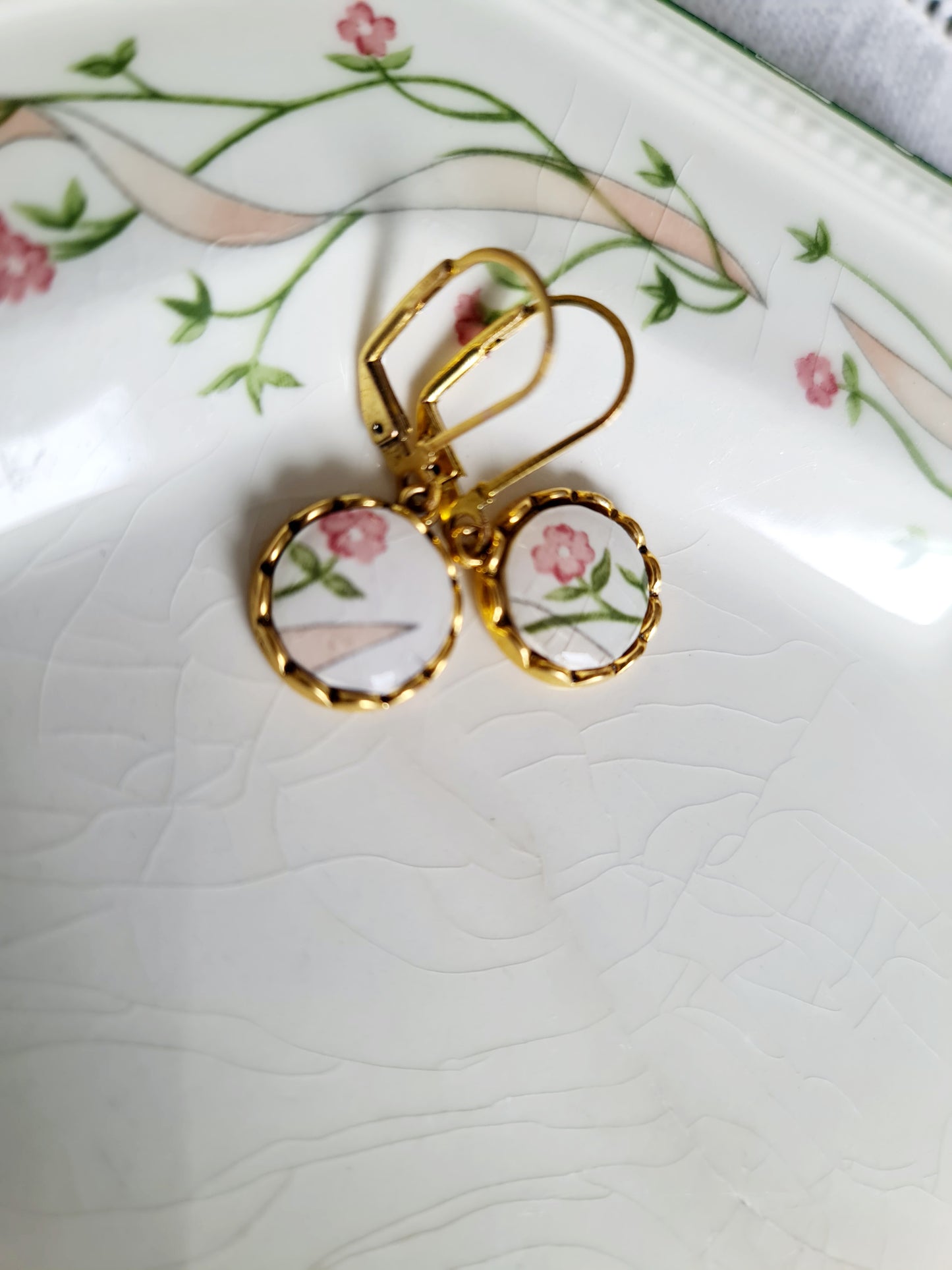 Boucles d'oreilles fleurs roses, Bijoux en assiettes upcyclées, collection May, bijoux recyclés