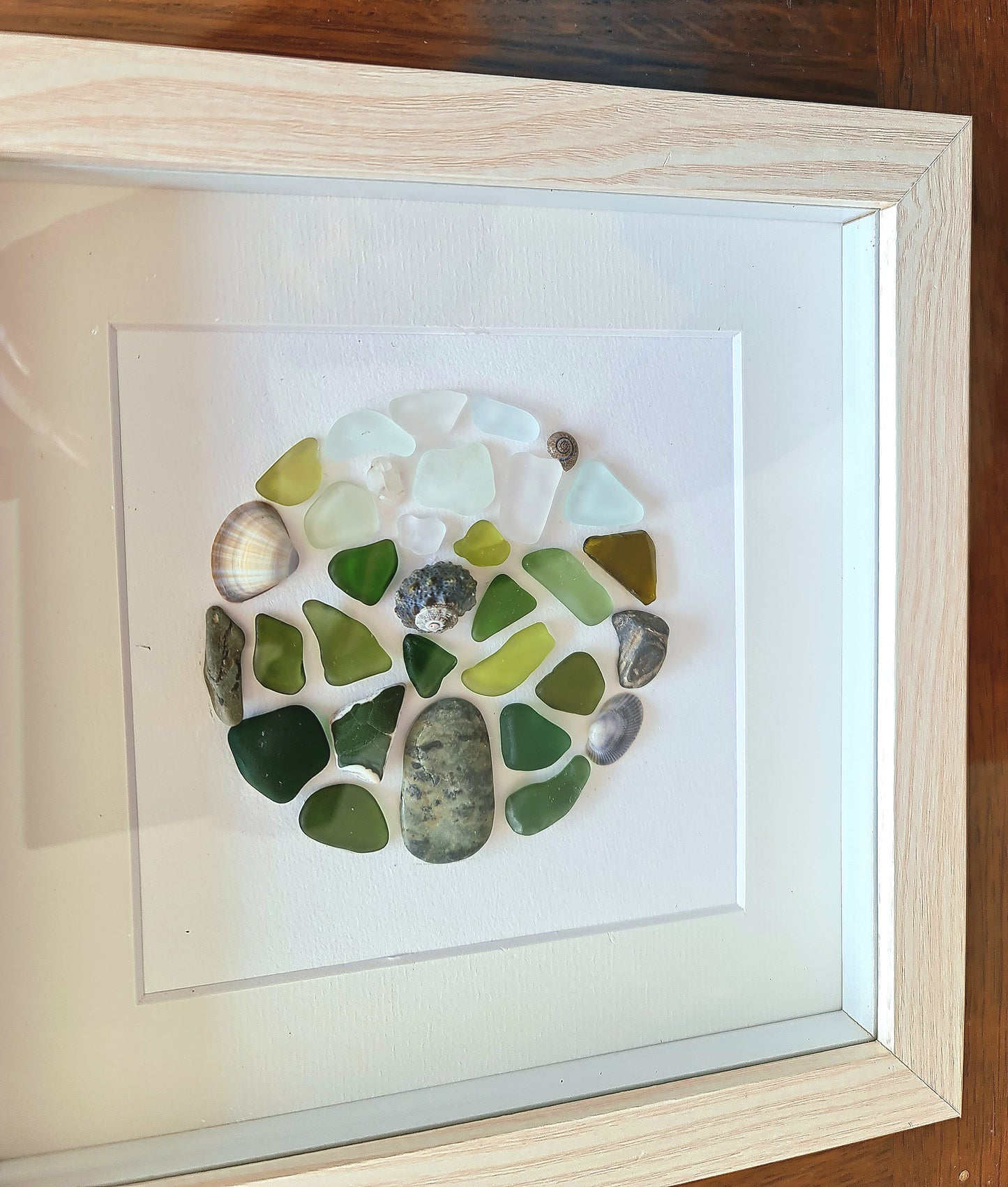 Tableau en verre de mer et coquillages – “Écume Marine” | Art mural fait main, déco nature, artisanat français, pebble art